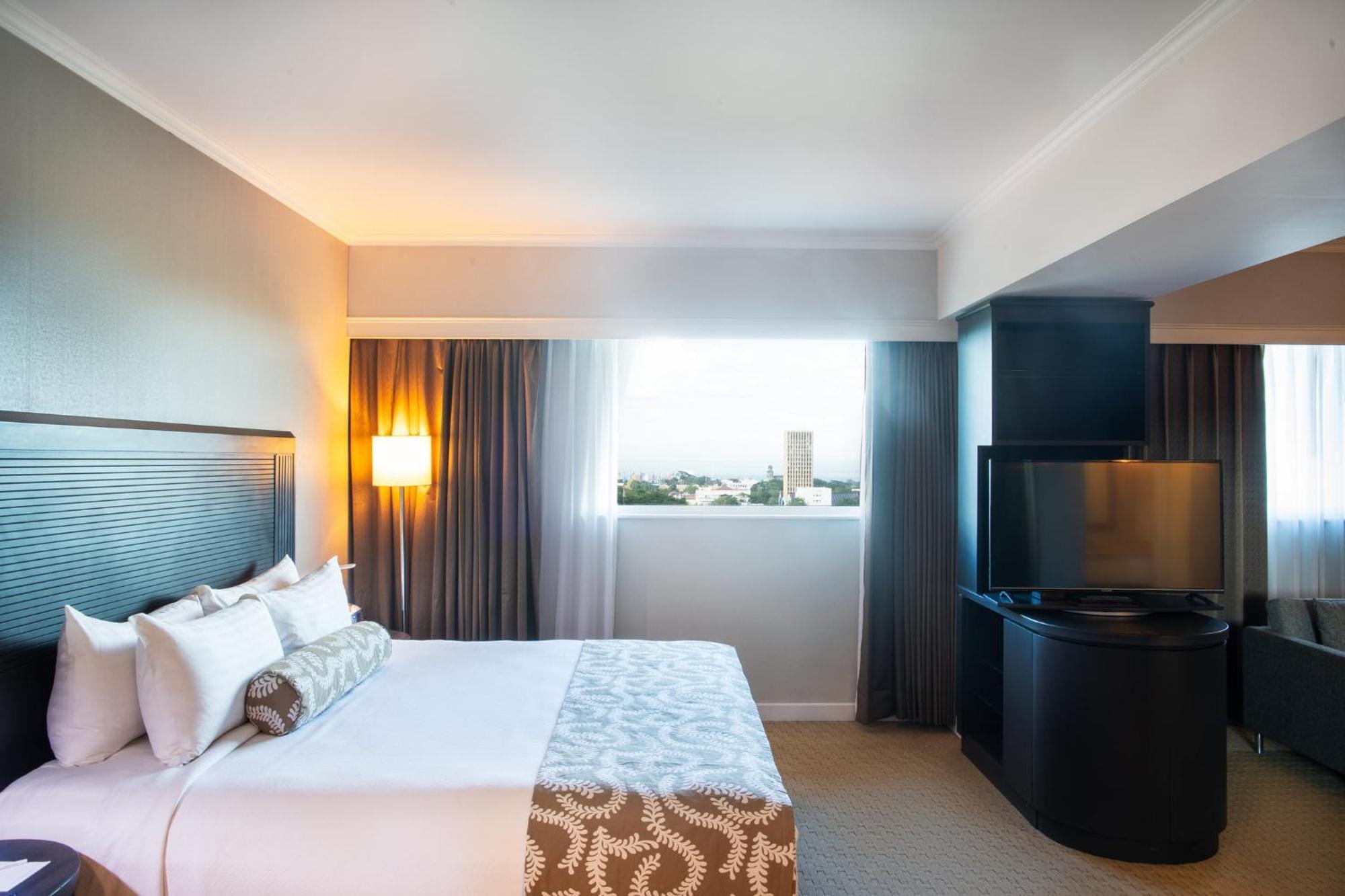 Отель Crowne Plaza Managua By Ihg Экстерьер фото