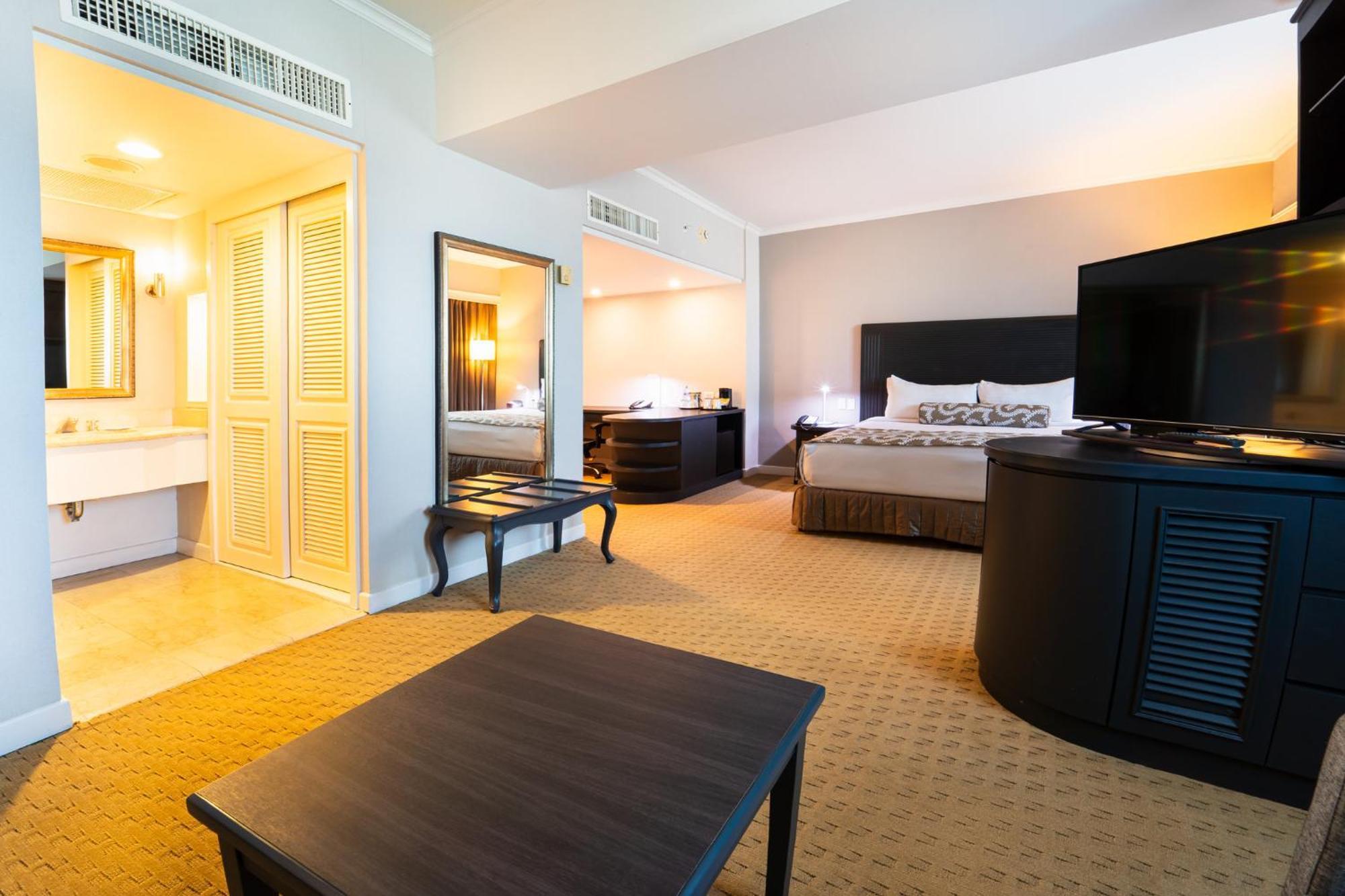 Отель Crowne Plaza Managua By Ihg Экстерьер фото
